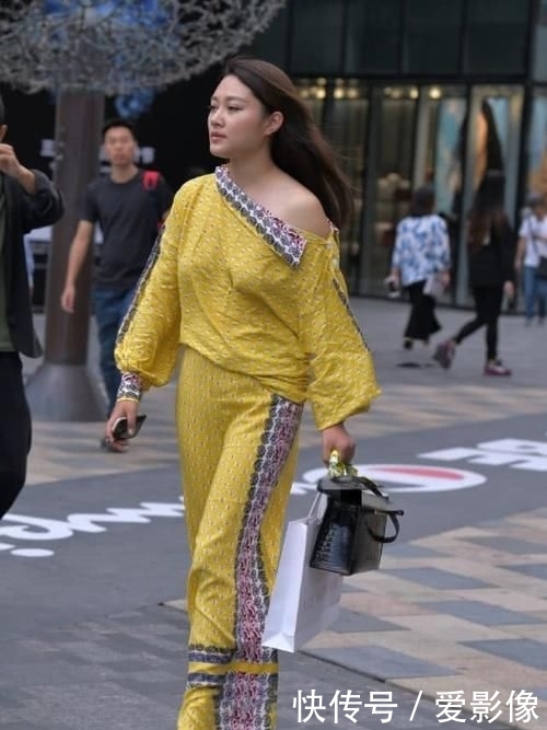 辣妈：时尚有魅力的同时，尽显东方韵味，辣妈一身“枫叶黄”街头现身