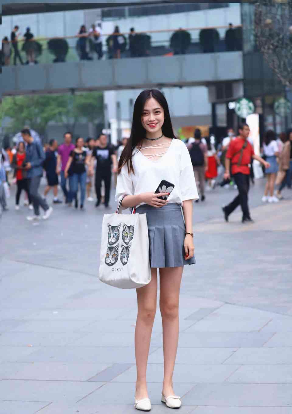 路人街拍，夏季来临，时尚达人们开始迫不及待的展示时尚美