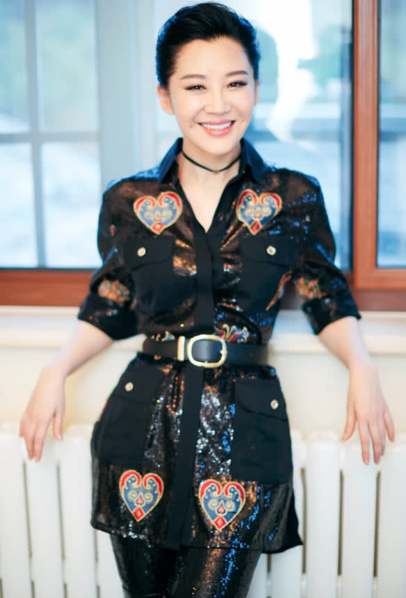 许晴美照，一身黑色穿扮大秀好身材，网友:真的是60后?