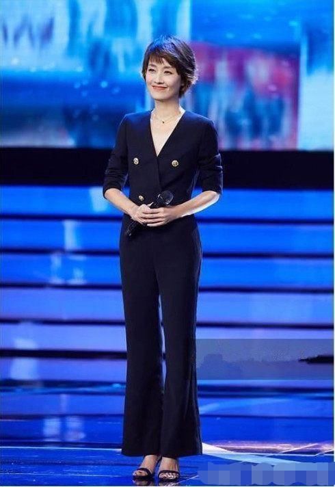 本以为马伊琍穿西装帅炸了，直到看见贾静雯的，网友:太撩人了