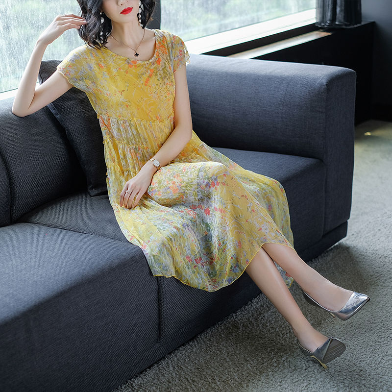 媳妇虽47岁，但还是美得“容光焕发”!爱穿欧货裙，高贵巨美嫩