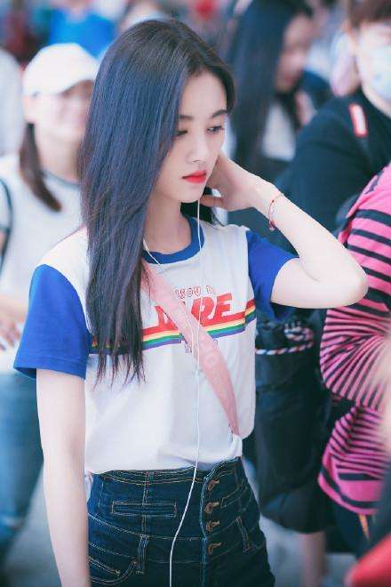 鞠婧祎真厉害! 穿的牛仔短裤好多绳子捆绑 网友: 勒得不疼吗?