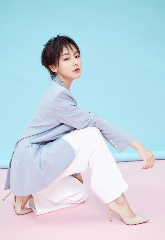 刘梦珂最新写真曝光 简约干练尽显率性魅力