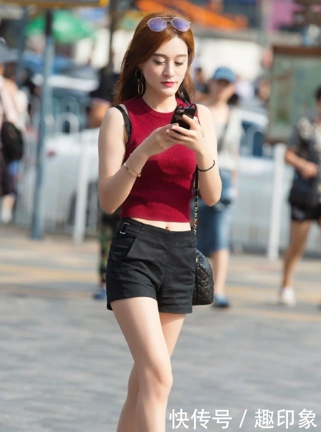 「舒适」暗红色针织背心搭配黑色短裤,简单舒适,彰显时尚辣妈的气质美