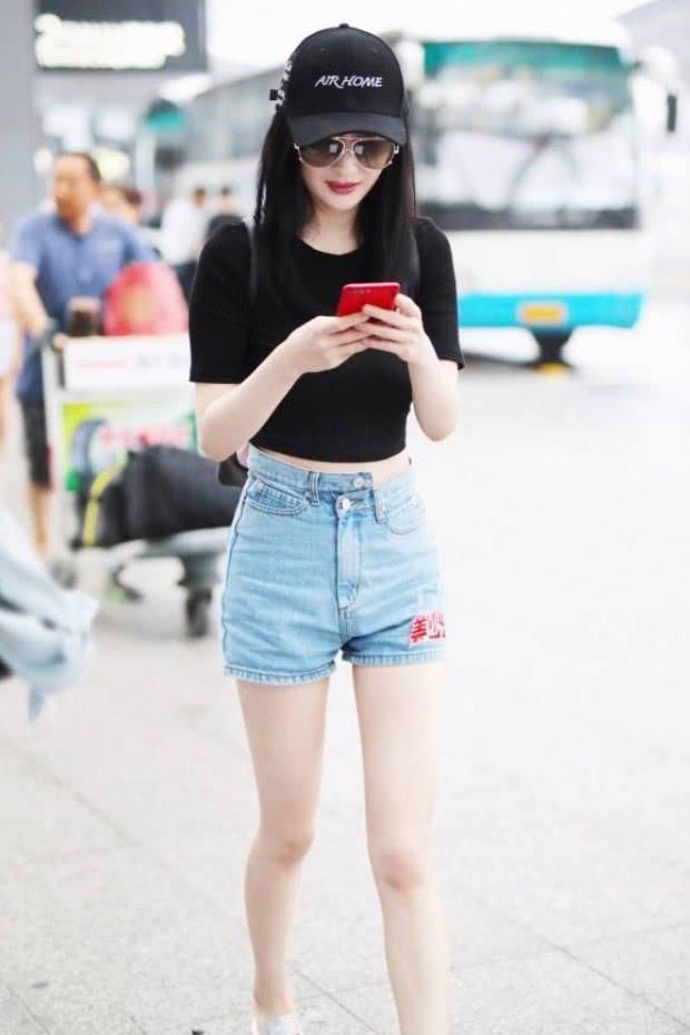杨幂T恤配短裤既是“腿精”又是“腰精”，“美少女”都出来了!