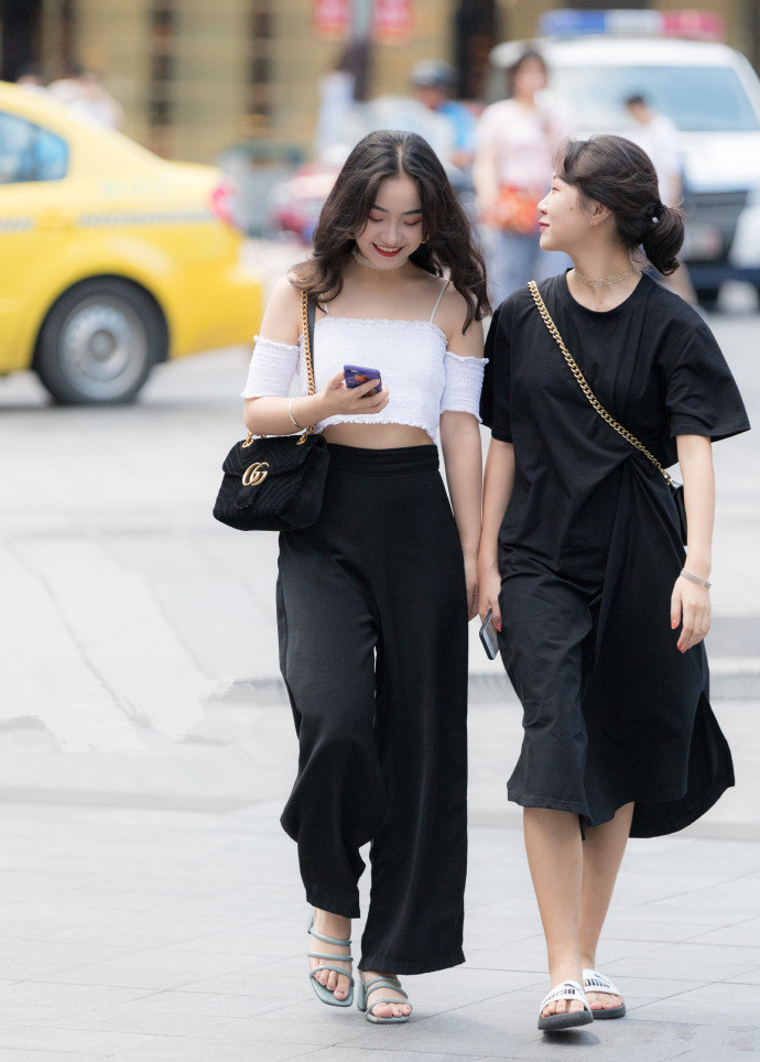 身材紧身衣美女，衬托她性感妩媚身材比例，令人遥不可及