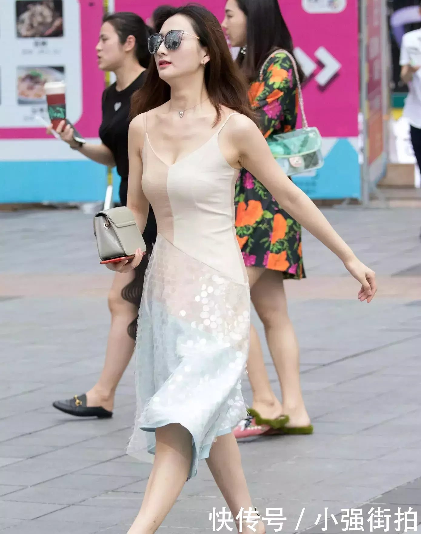 气质小姐姐吊带拼接短裙秀丰腴上围，紧身裙裹着丰腴的臀部，很有