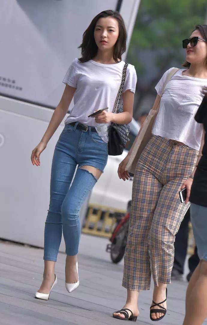 街拍美女小姐姐的时尚破洞牛仔裤