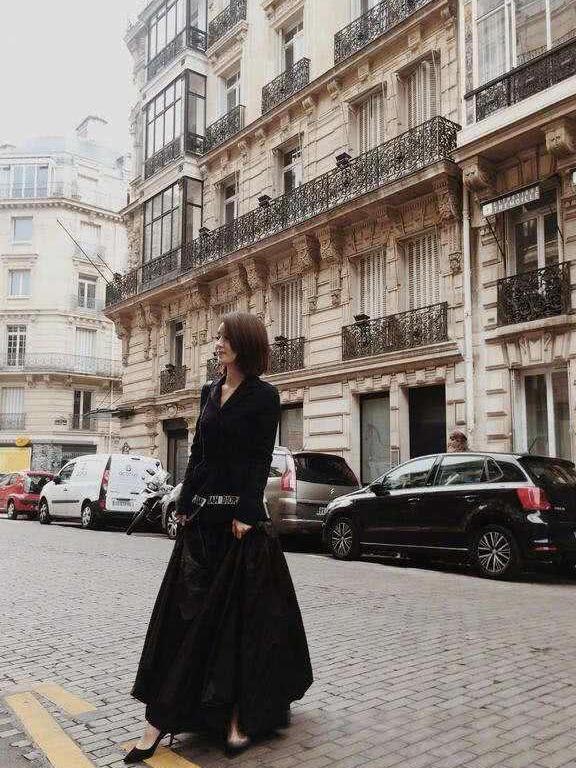 赵丽颖巴黎街头照曝光 宽松黑色V领裙气场1米8