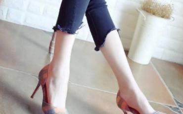 时尚感极强的尖头细跟，展现出无限女性的魅力