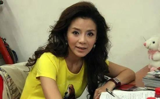 【看起来比较】朱迅皮肤白皙却松弛,气质也还在,但细纹凹陷怎么看都显老!