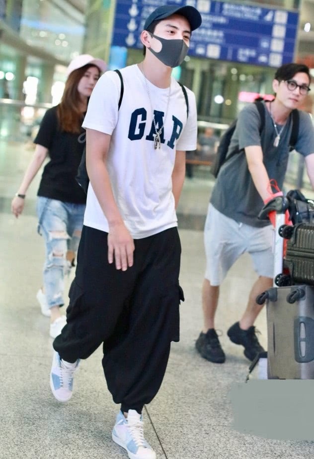 王大陆才是真的“柯基腿”，裤裆都掉到小腿了，短腿里你最萌