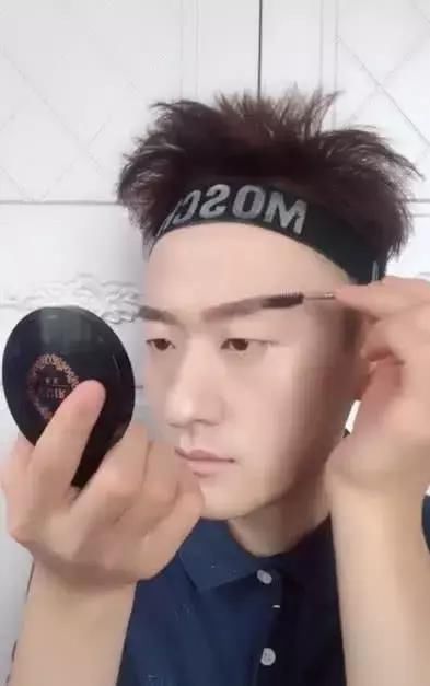 帅气空少是化出来的啊！最后太让人懵逼，网友：这化妆技术真的牛