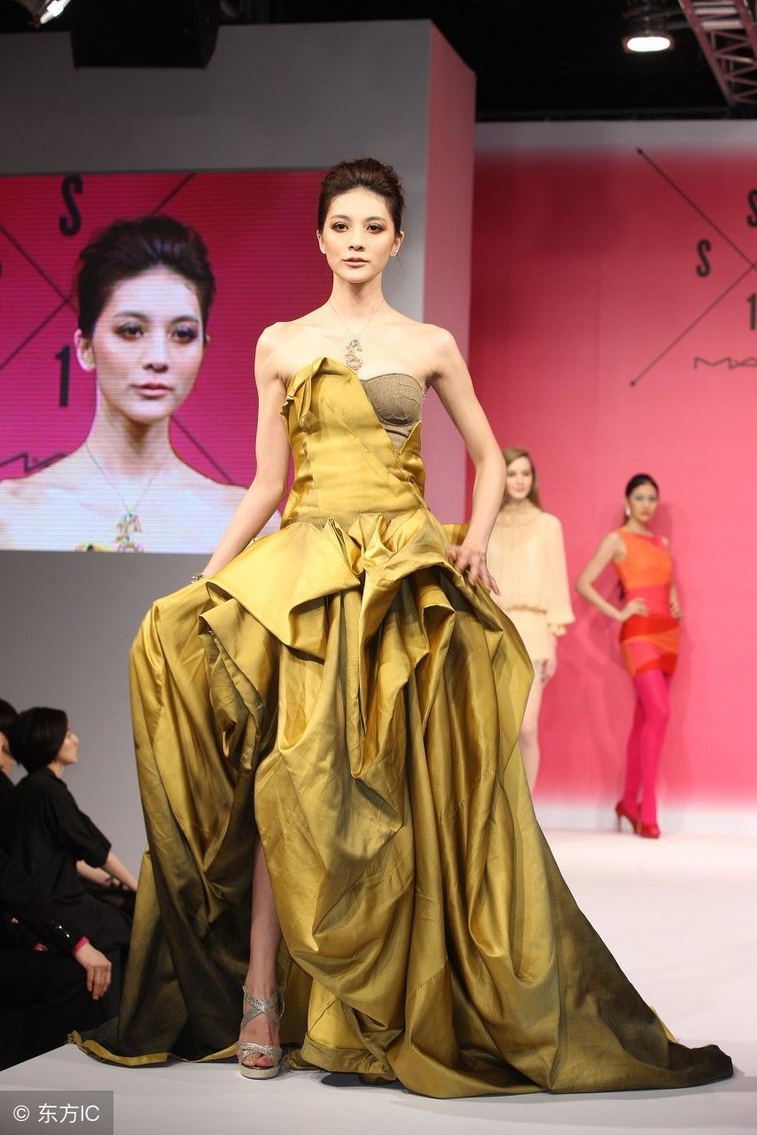 吴亚馨:这一身礼服，绝对的女神范儿