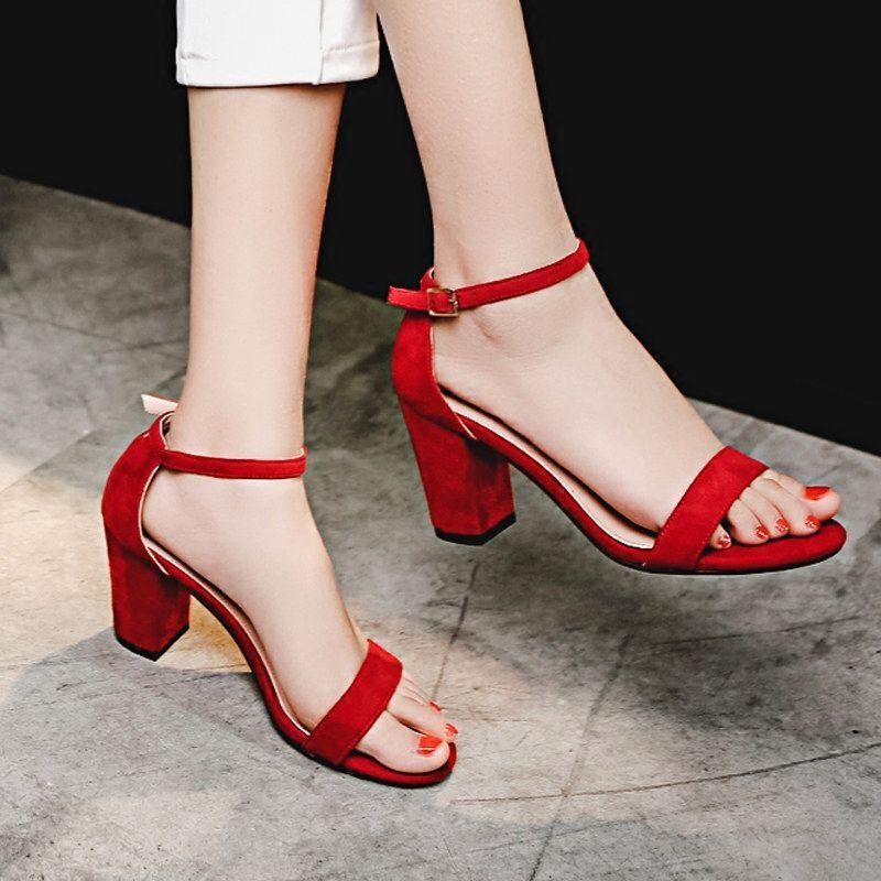 性感露趾一字扣高跟凉鞋，衬托优雅迷人气质