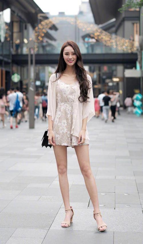 街拍，时尚小姐姐穿小黑裙，皮肤白皙，不能忽视的是她的颜值