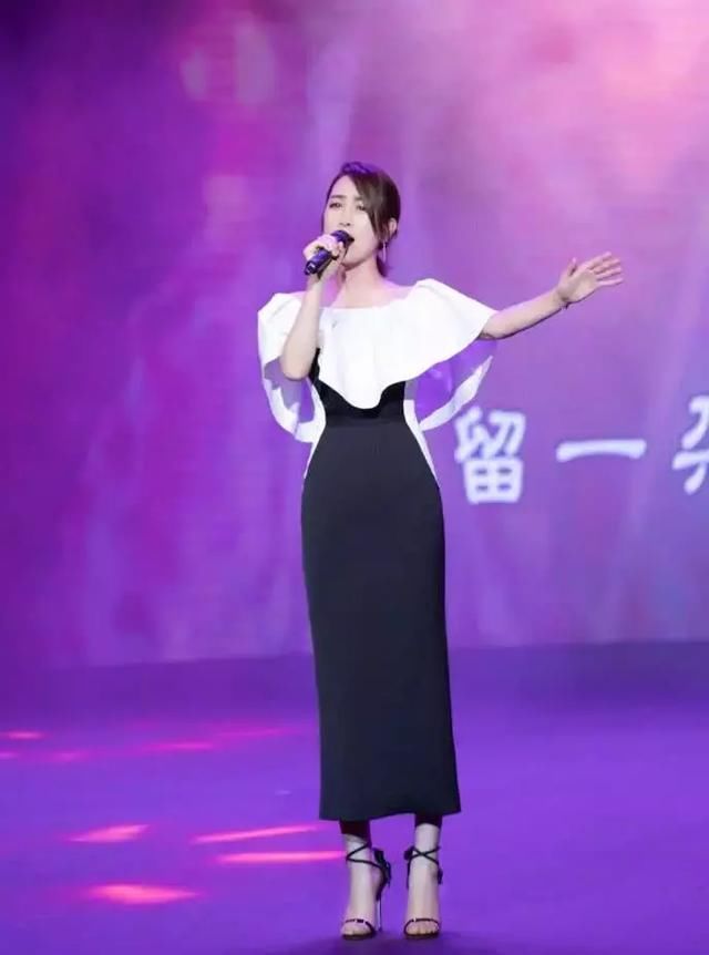 马苏越来越任性了，穿着睡裙现身机场，低头一看还穿了拖鞋