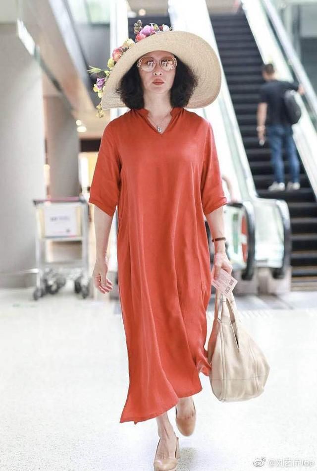 当21岁沈月撞上50岁金星，同样是女人，这差距原谅我不厚道地笑了