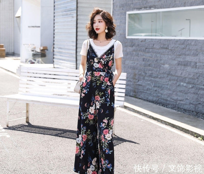 「个性」「街拍女神」个性时尚连体裤,如何穿搭?性感撩人修身显瘦
