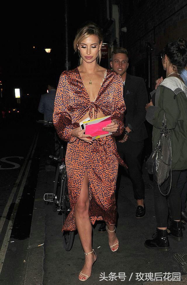 女星弗恩麦肯身穿低胸连衣裙露深V事业线，裙摆开叉秀性感美腿