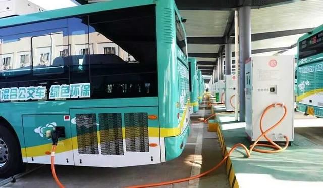 专家：新能源车纯属“骗局”，续航里程就是忽悠百姓，网上炸锅！