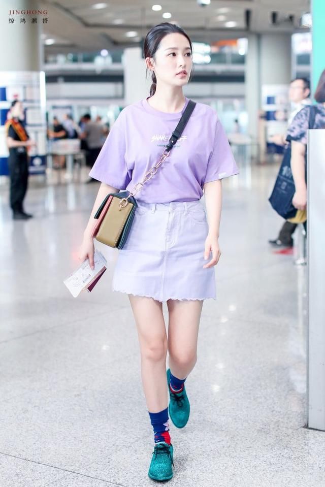 李沁衣品向来不错，紫色T恤配短裙嫩到飞起，脚下的鞋却一言难尽