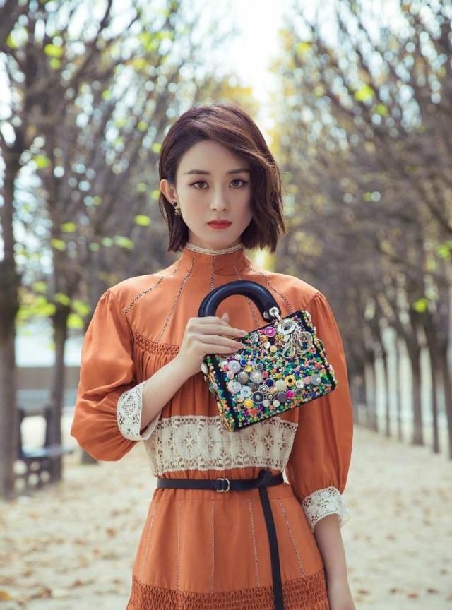 杨颖撞上赵丽颖，差距一目了然，网友:一个似超模一个像村花!