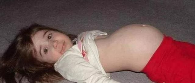 女孩右腹隆起,父亲带她去检查,胃里有个胚胎,医