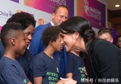 哈里王子与梅根出席典礼，梅根成为全场焦点，风范超越黛安娜！