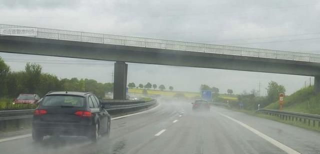  发生■高速遇到大暴雨怎么办，大多数车主都做的不正确，导致发