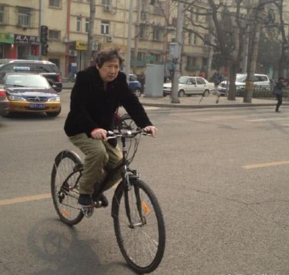 中国最奢侈的人，买12台豪车，配12位司机，但也捐了6.3亿！