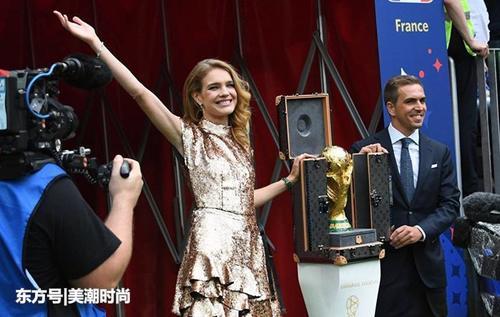 法国夺冠，LV太子妃水果娜笑到合不拢嘴，世界杯闭幕最幸福超模