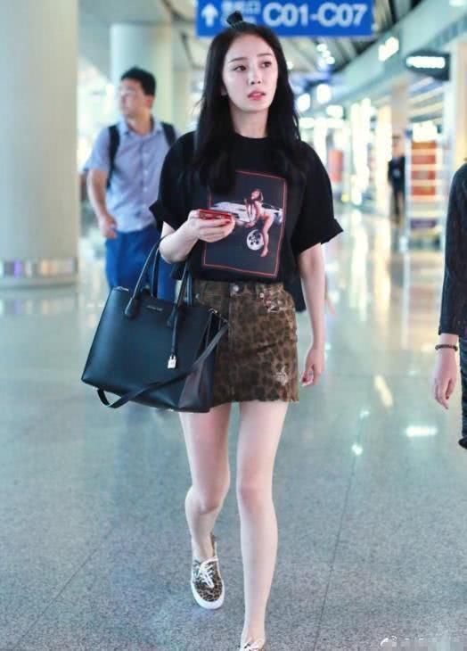 张丹峰机场的T恤图案萌，而杨幂之前现身穿的这件就不好评价了！