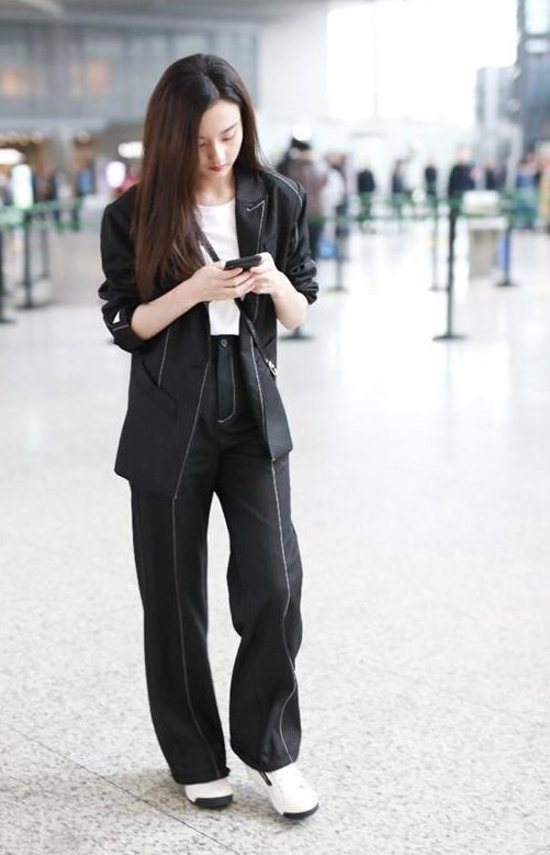 看了赵薇的西装,再看看宋祖儿,才知道霸气与小清新的差距有多大