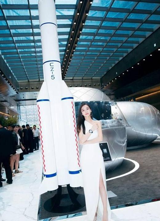 仙气白裙这样穿！颖宝气场两米八，赵丽颖美腻，热巴让人不再淡定