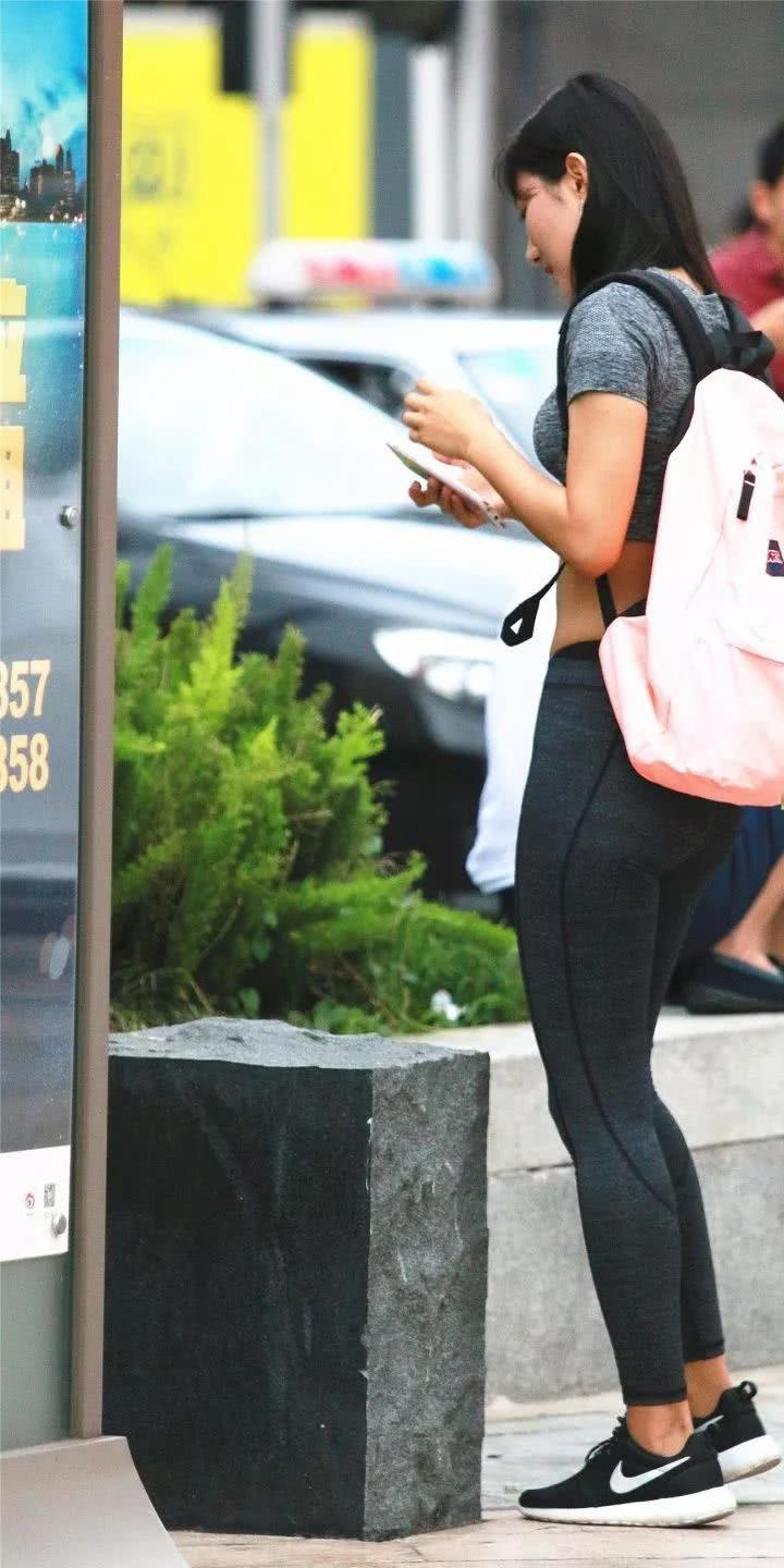 小姐姐运动紧身裤搭配尽显青春活力