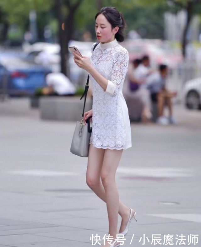  [美女]路人街拍，美女穿白色镂空的连衣短裙，清新又唯美