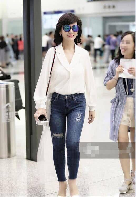 4岁赵雅芝穿紧身牛仔裤现身，全身上下没有一点赘肉，00后要疯了