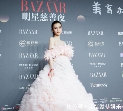 『暴露』baby挨着倪妮坐,忘了镜头没关,下意识的动作暴露本性