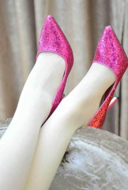 美脚搭高跟鞋:有谁相信这双艳丽的高跟鞋是网上买的?