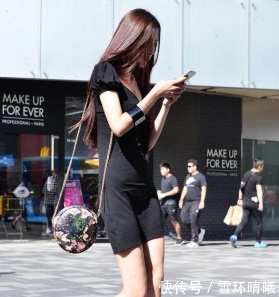  【美女】街拍美女：身材曼妙的小姐姐，紧身牛仔裤穿搭，洋气十足！