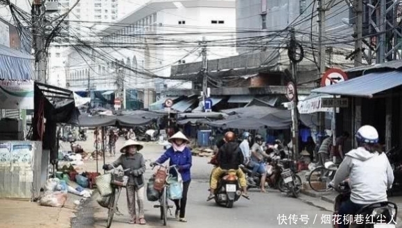 越南边界街头的奇观异景,路边摊上摆满了货币,游客:方便大家