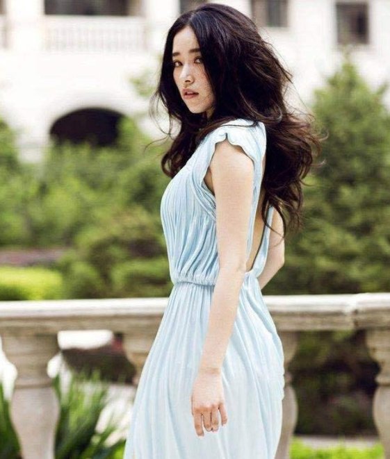 阚清子分手后品衣大变，裙子只用一根带子绑住，万一断了还了得?