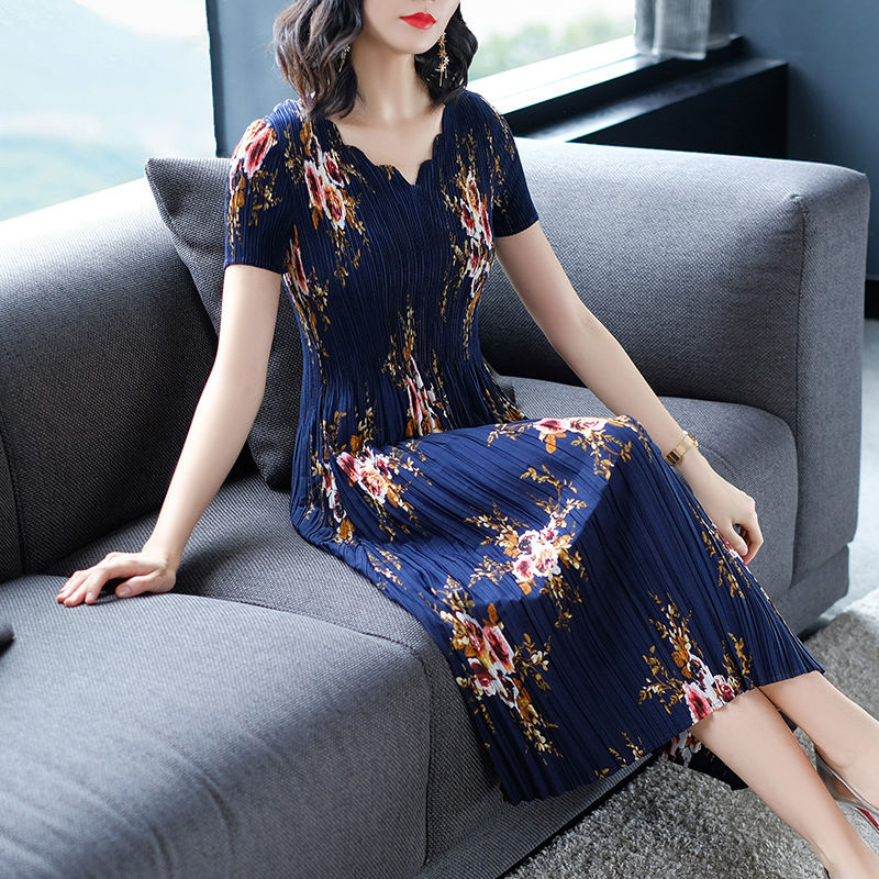 大热的天,建议40-55岁女人尽量多穿裙子,少穿裤子,洋气