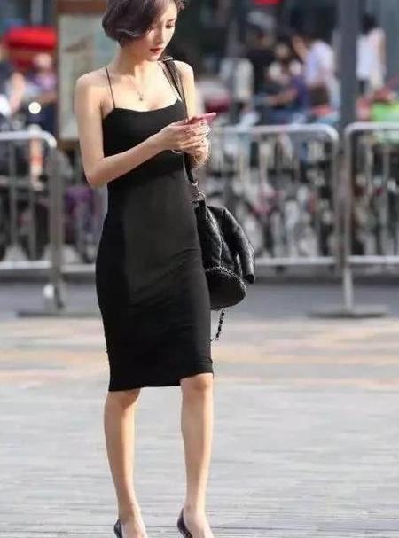 广州街拍高挑美女，超短裙尽显纤细大长腿