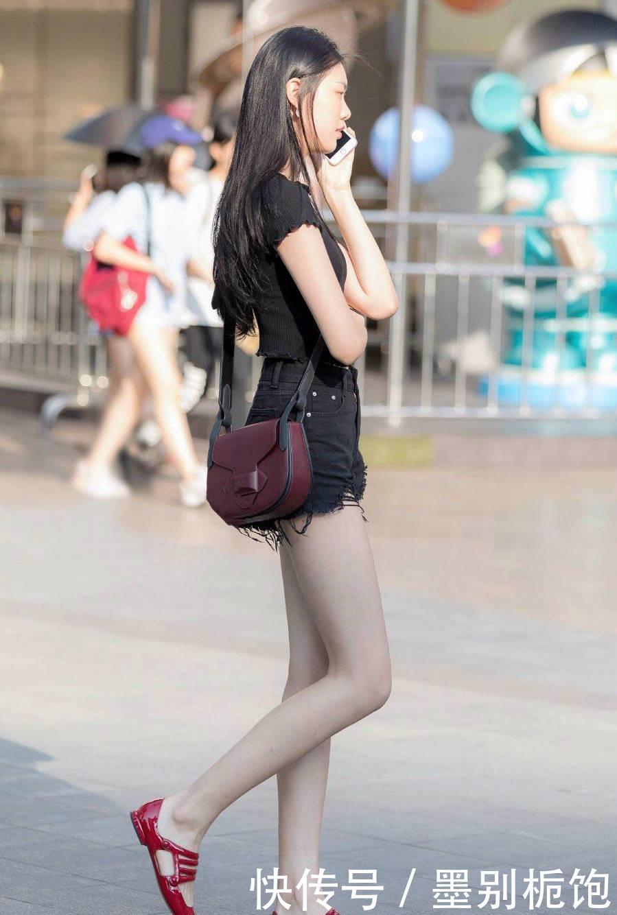  #气质#小姐姐走路的姿态昂首挺胸，自带着一种自信的气质