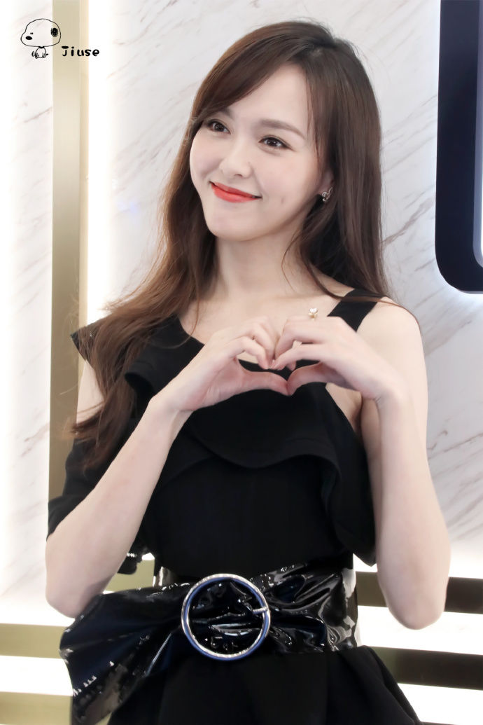 唐嫣穿黑色礼服亮相代言活动皮肤白嫩气质优雅,笑起来真的太甜了