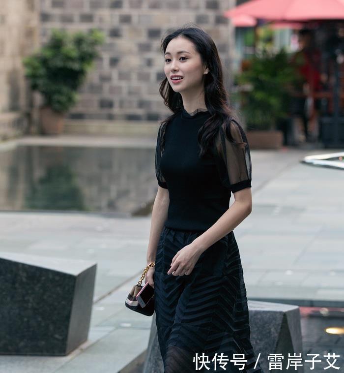  [凸显]街拍：橘色毛衣搭配A字裙的小姐姐，凸显腿长的基本搭配