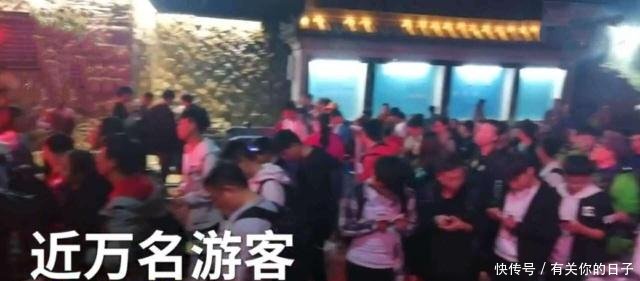 万名游客夜爬10小时上华山只为观看日出，游客我被挤“崩溃”了