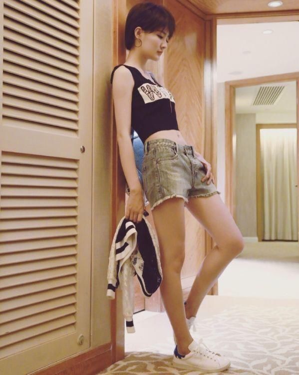 徐璐真敢穿，室内穿雨衣跳舞？还有这小腰露的真性感！